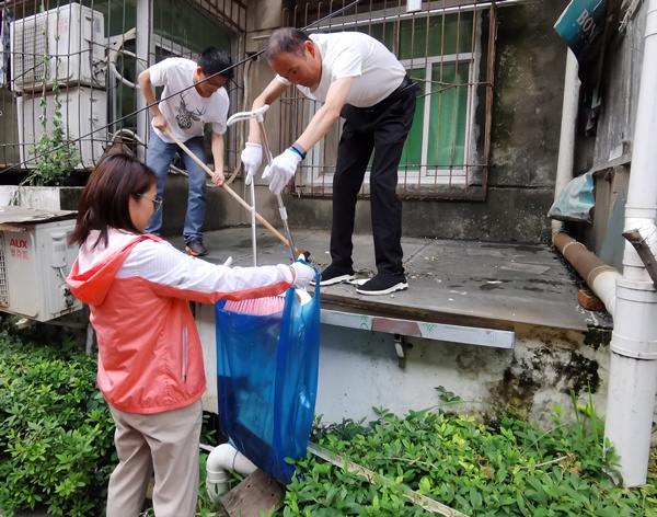 南昌市政建設(shè)集團開展我為群眾辦實事大掃除活動600.jpg