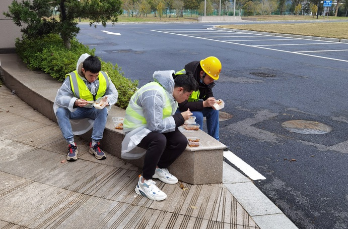 南昌市政建設(shè)集團(tuán)黨旗在項目一線高高飄揚6915.jpg