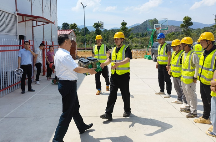 南昌市政建設(shè)集團(tuán)徐旭前往綠色建材科技產(chǎn)業(yè)園項(xiàng)目一線送清涼