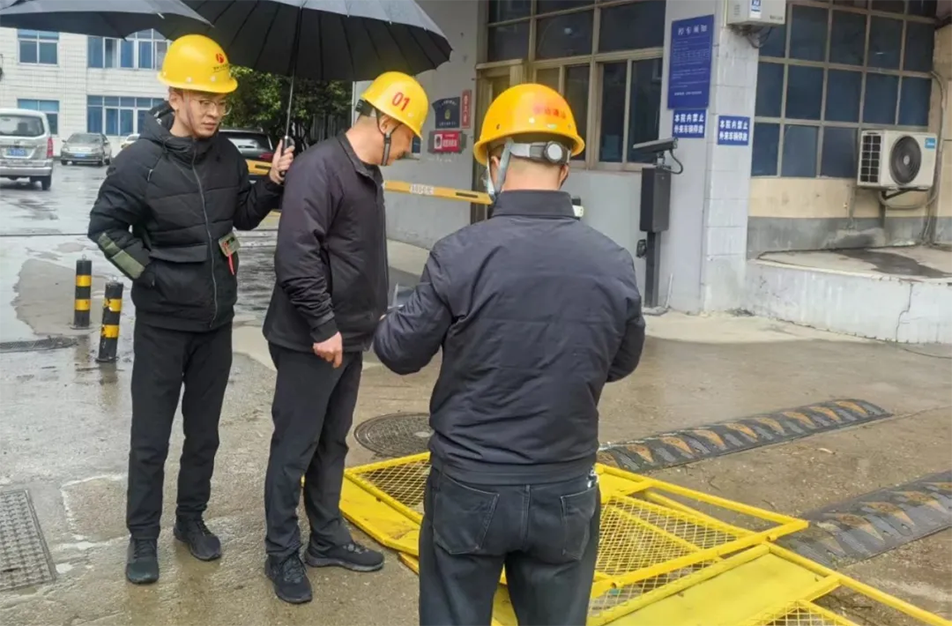 徐旭調(diào)研南昌縣小藍(lán)大道、青云譜污水接駁工程｜施工進(jìn)度與安全文明管理